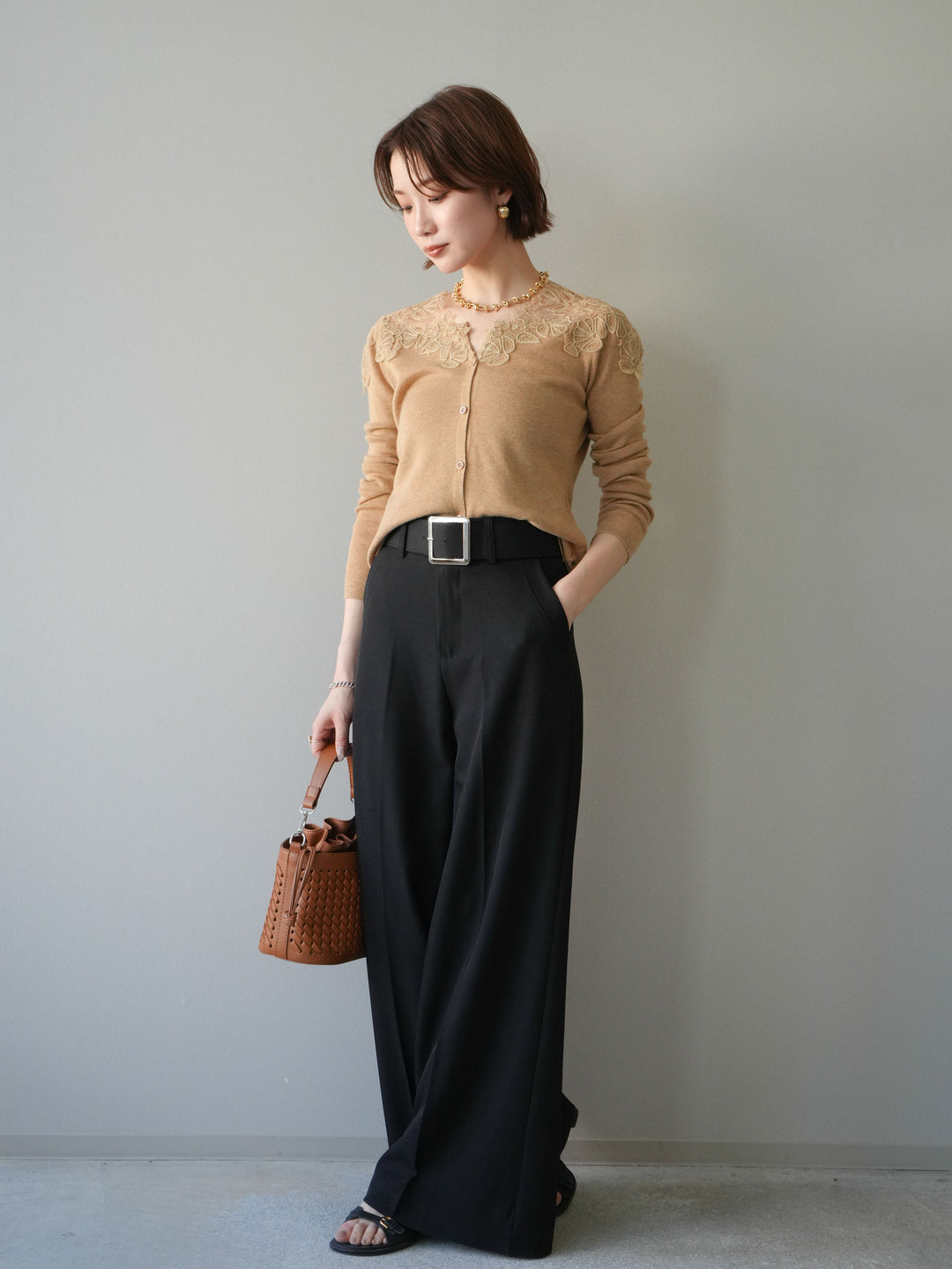 【套裝】肩部蕾絲針織開襟衫+銀色搭扣垂褶闊腿褲（兩件套）