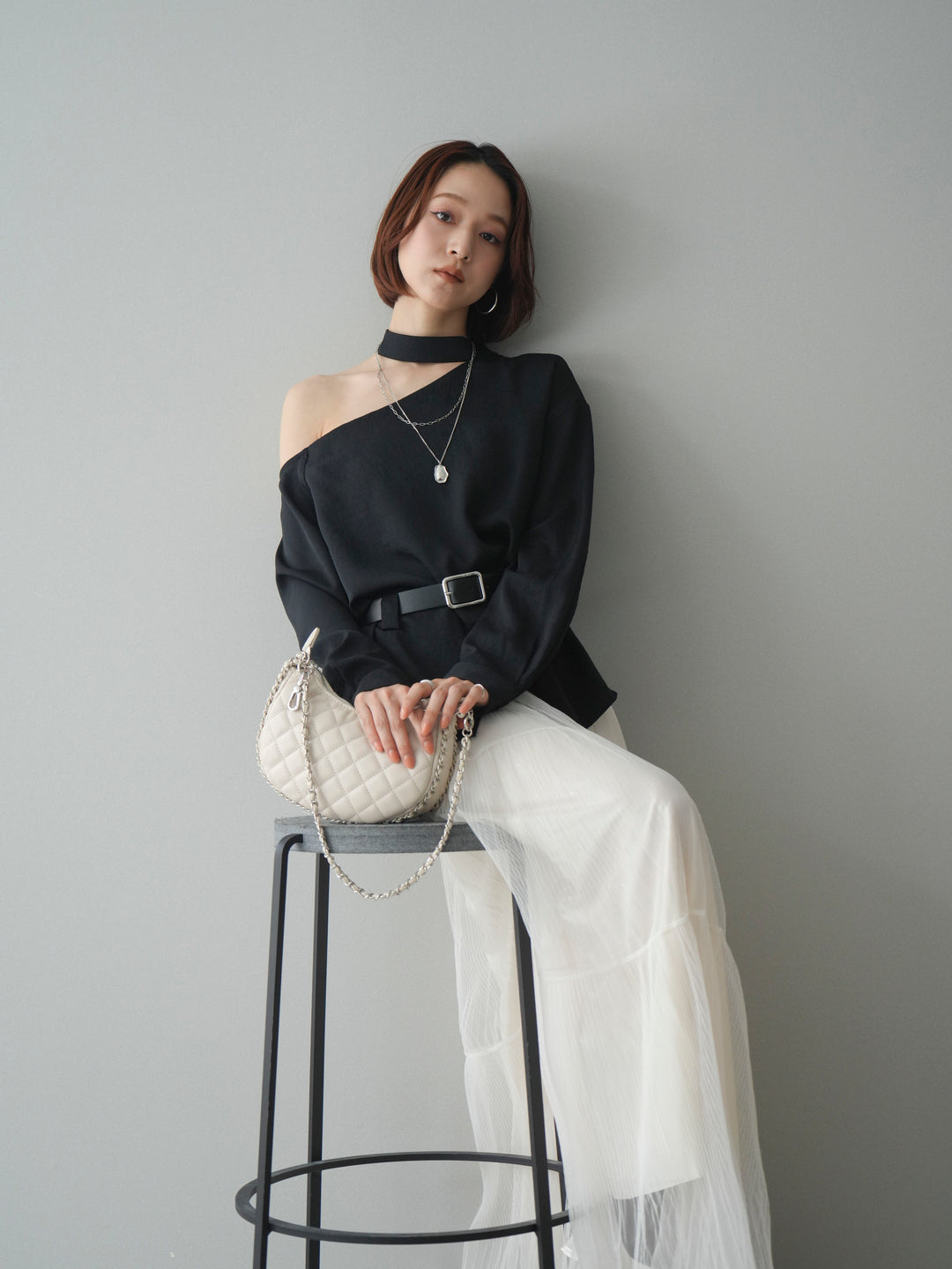 [SET]ベルト付ワンショルダースリットブラウス+ラメプリーツレイヤードチュールロングスカート(2set)