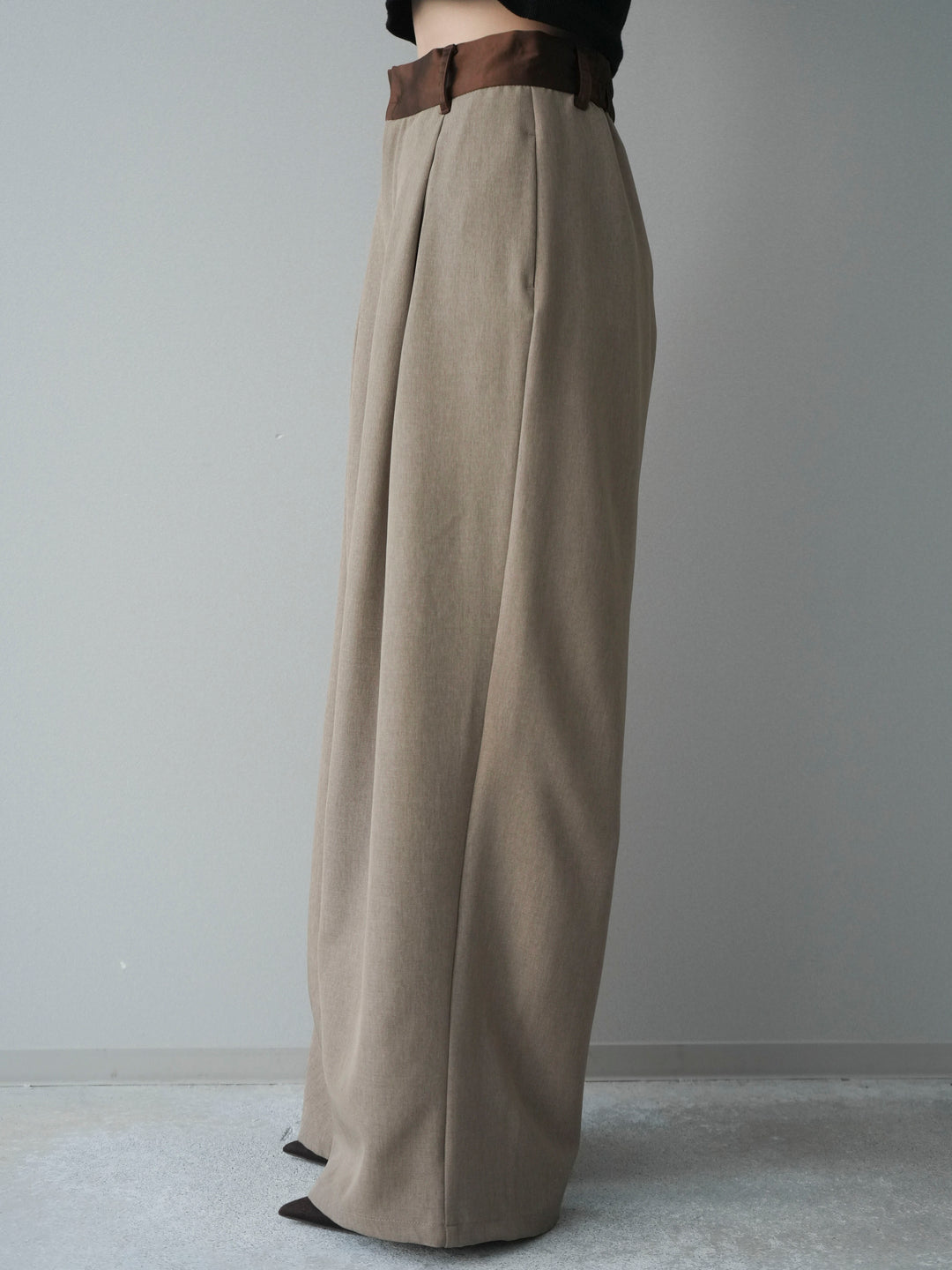 [予約]サテンベルトタックワイドパンツ/beige