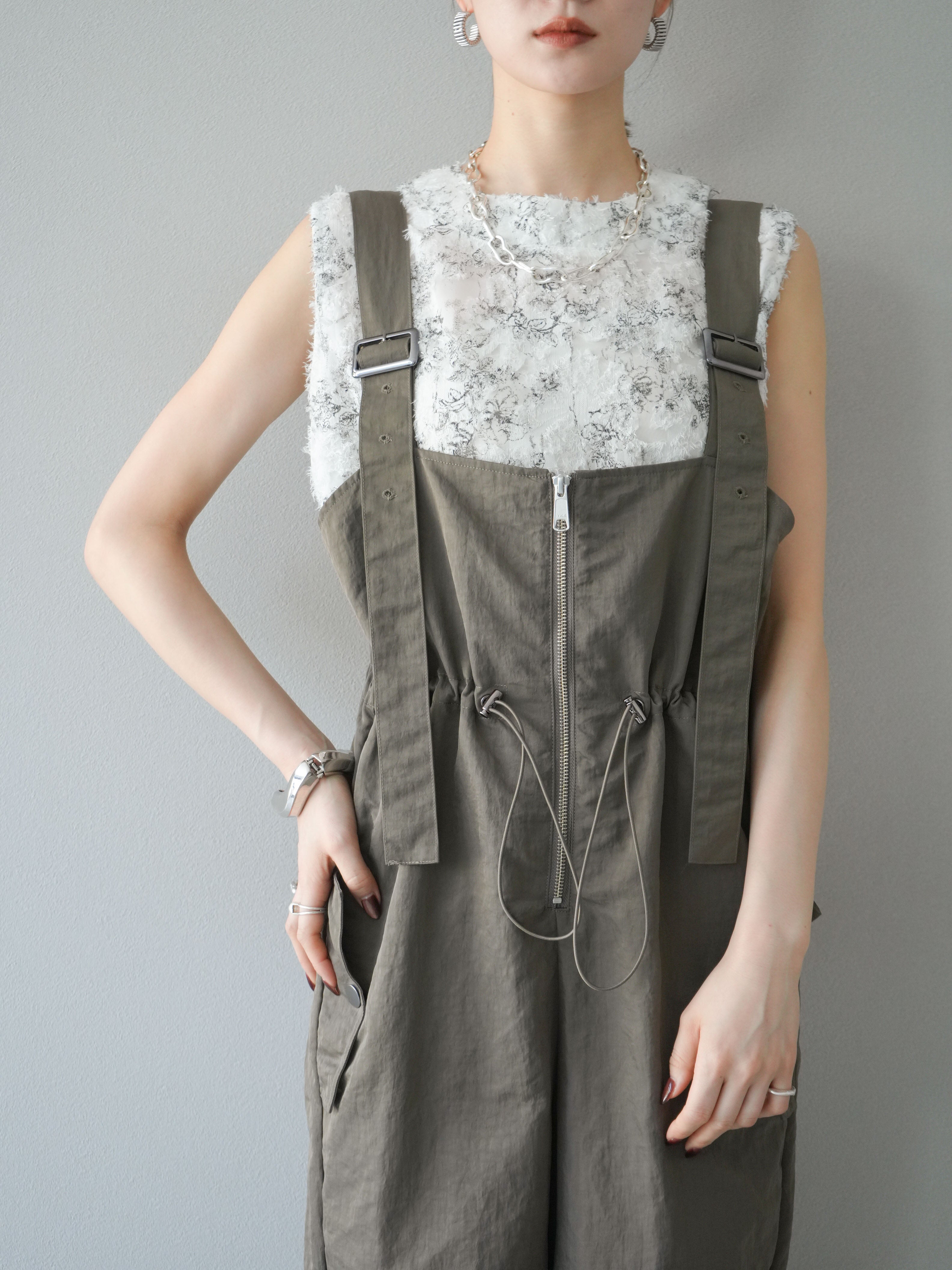 予約]ナイロンタックデザインサロペット/カーキ – Lumier