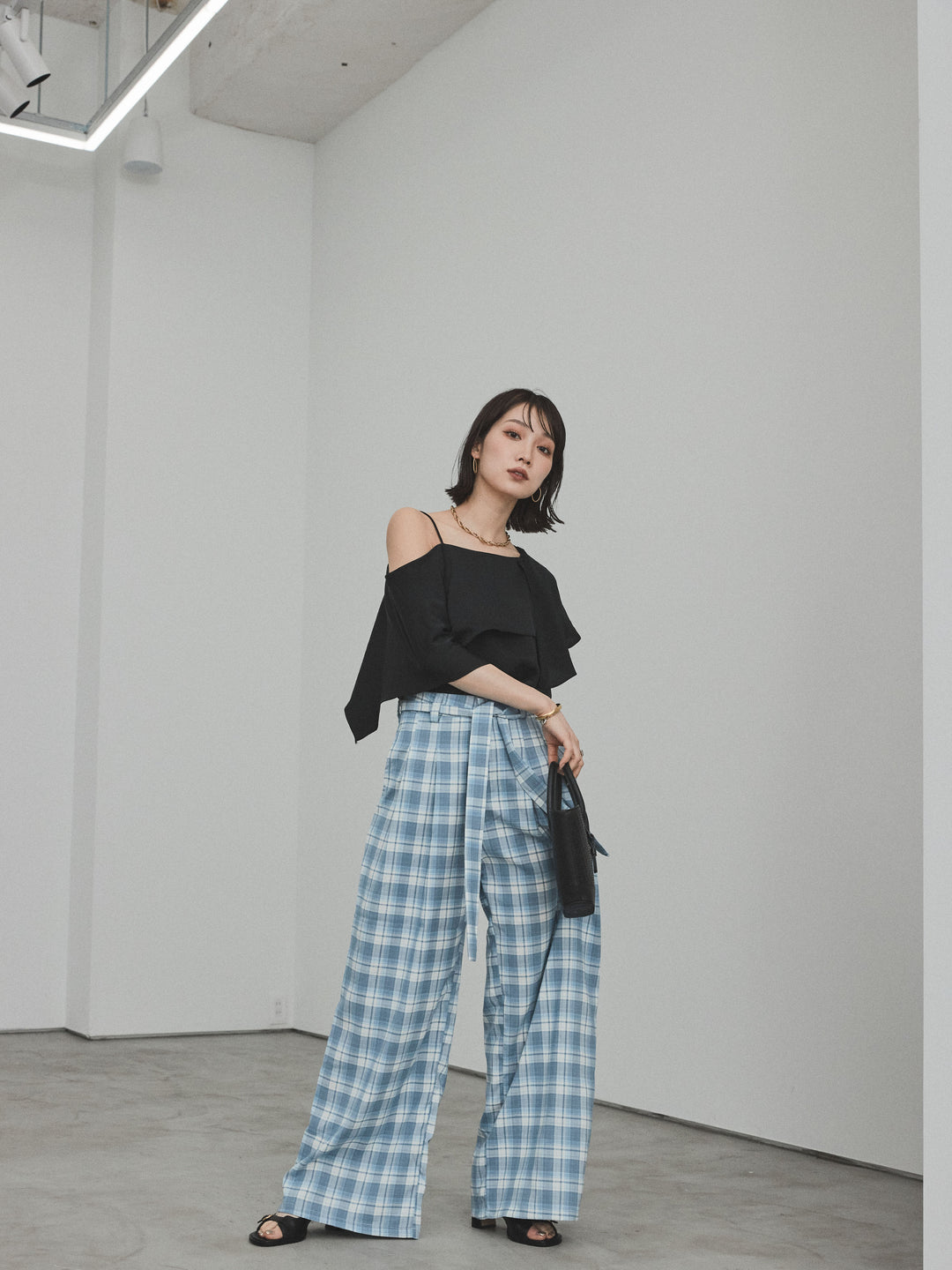 [SET]ワンショルラッフルブラウス+チェック柄ワイドパンツ(2set)