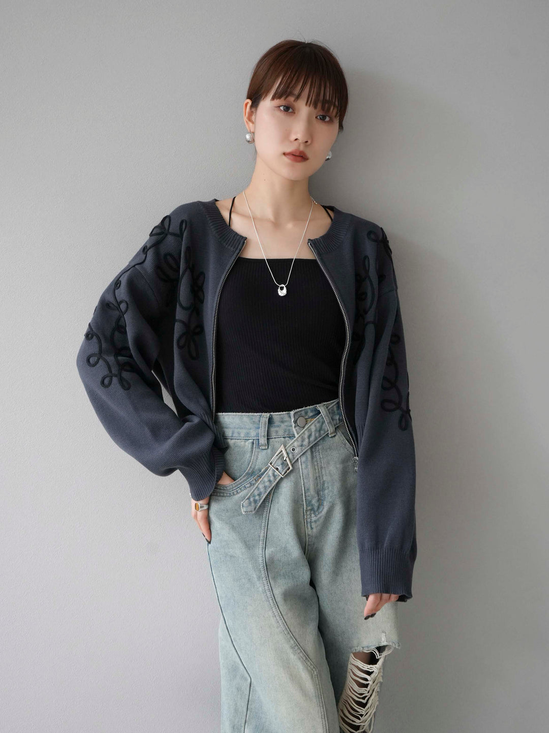 [SET]コード刺繍コットンニットジップカーディガン+ダブルストラップカットリブブラキャミソール+ベルトアシンメトリーダメージデニム(3set)
