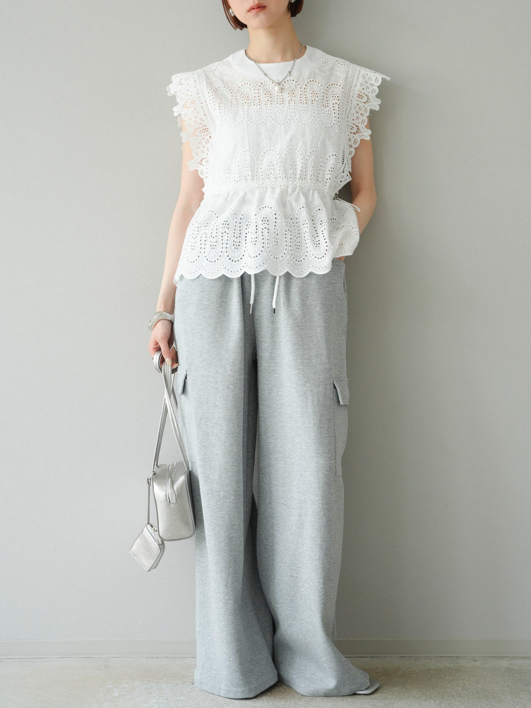 [SET] 扇貝刺繡蕾絲上衣 + 腰線側袋運動褲（2 組）