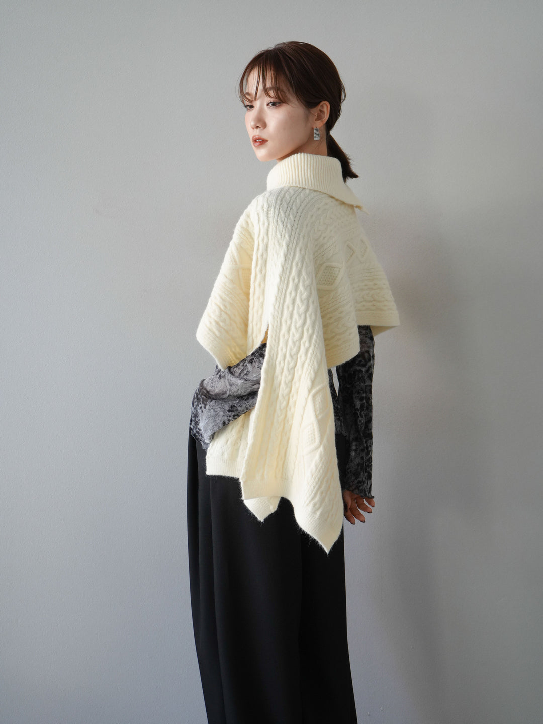 [予約]ケーブル編みニットケープ/ホワイト