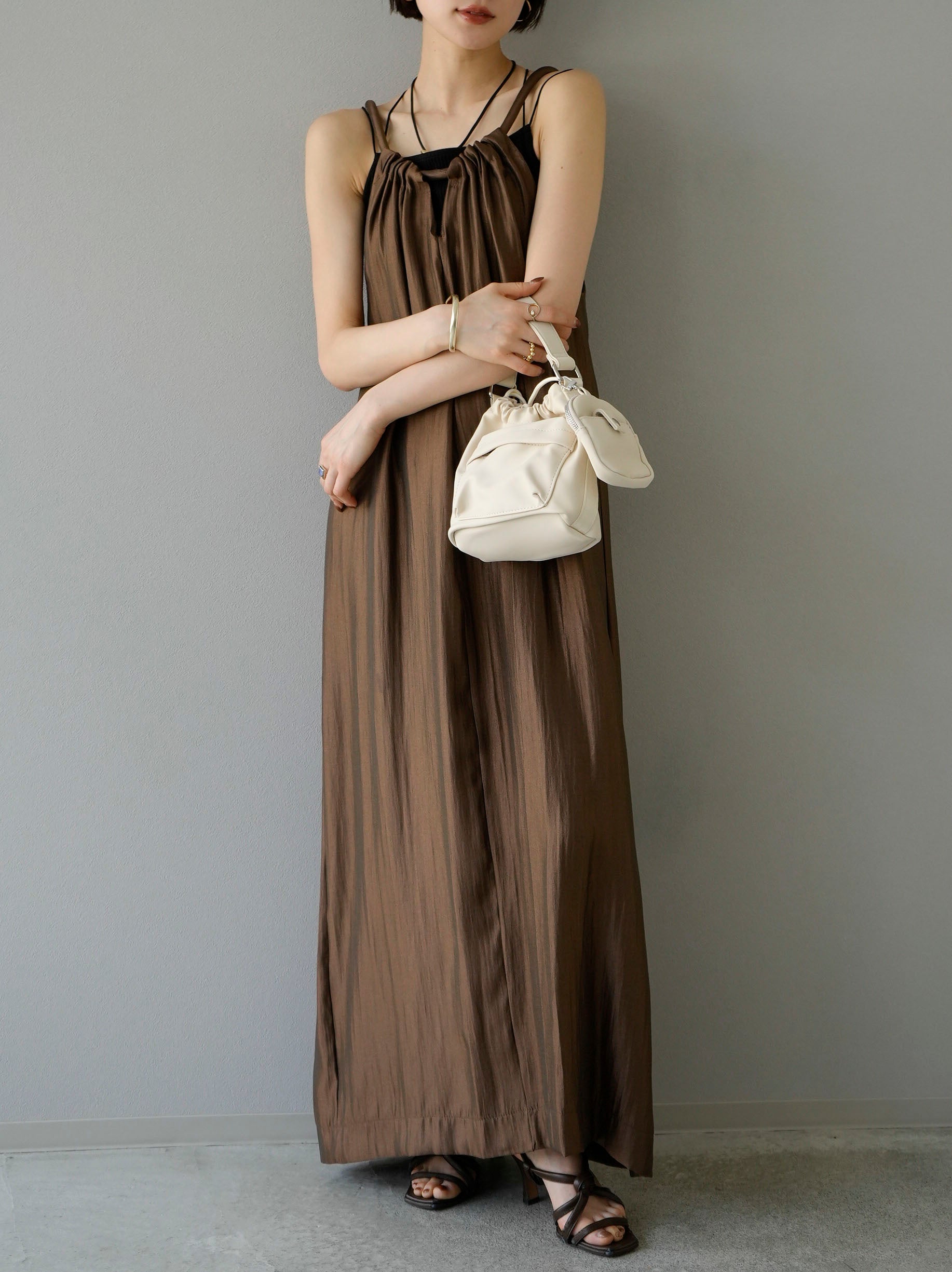 即納]ロープショルダーシャイニーワンピース/ブラウン – Lumier