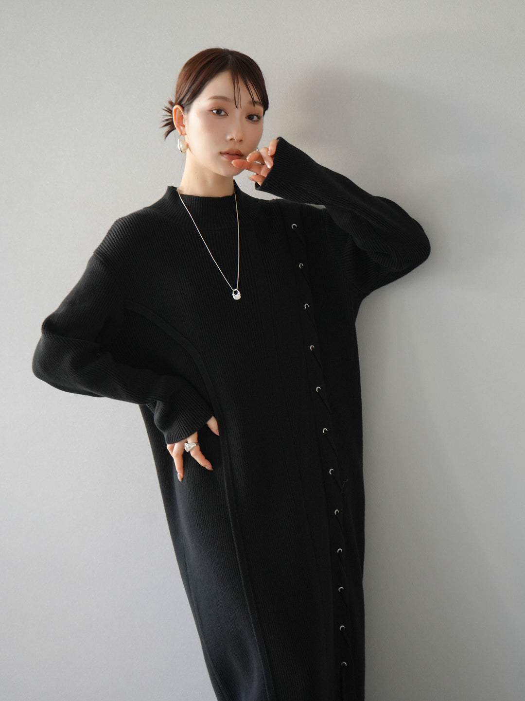 [SET] 不對稱繫帶高領針織連身裙 + 可選飾品套裝 (2套)