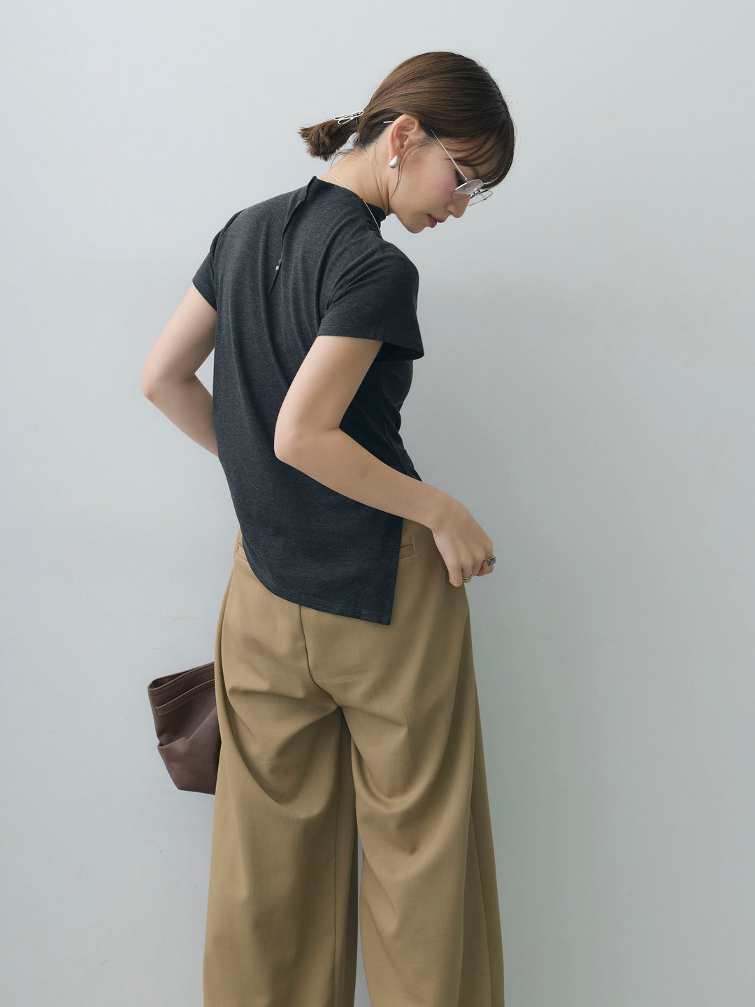 [SET]ヘムアシメバックボタンデザインフレンチトップ+クレープデシンタックワイドパンツ(2set)