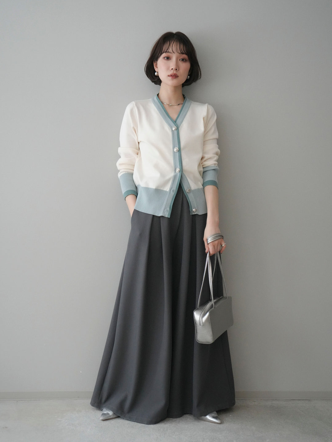 [予約]デザインボタン配色Vネックニットカーディガン/offwhite