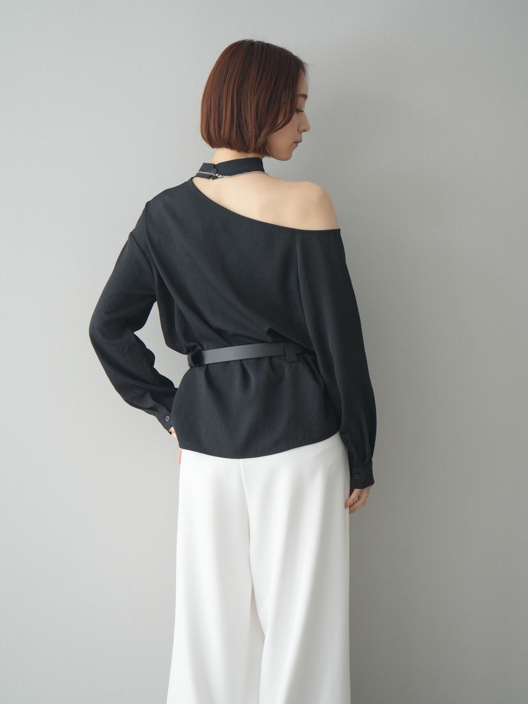 [予約]ベルト付ワンショルダースリットブラウス/black