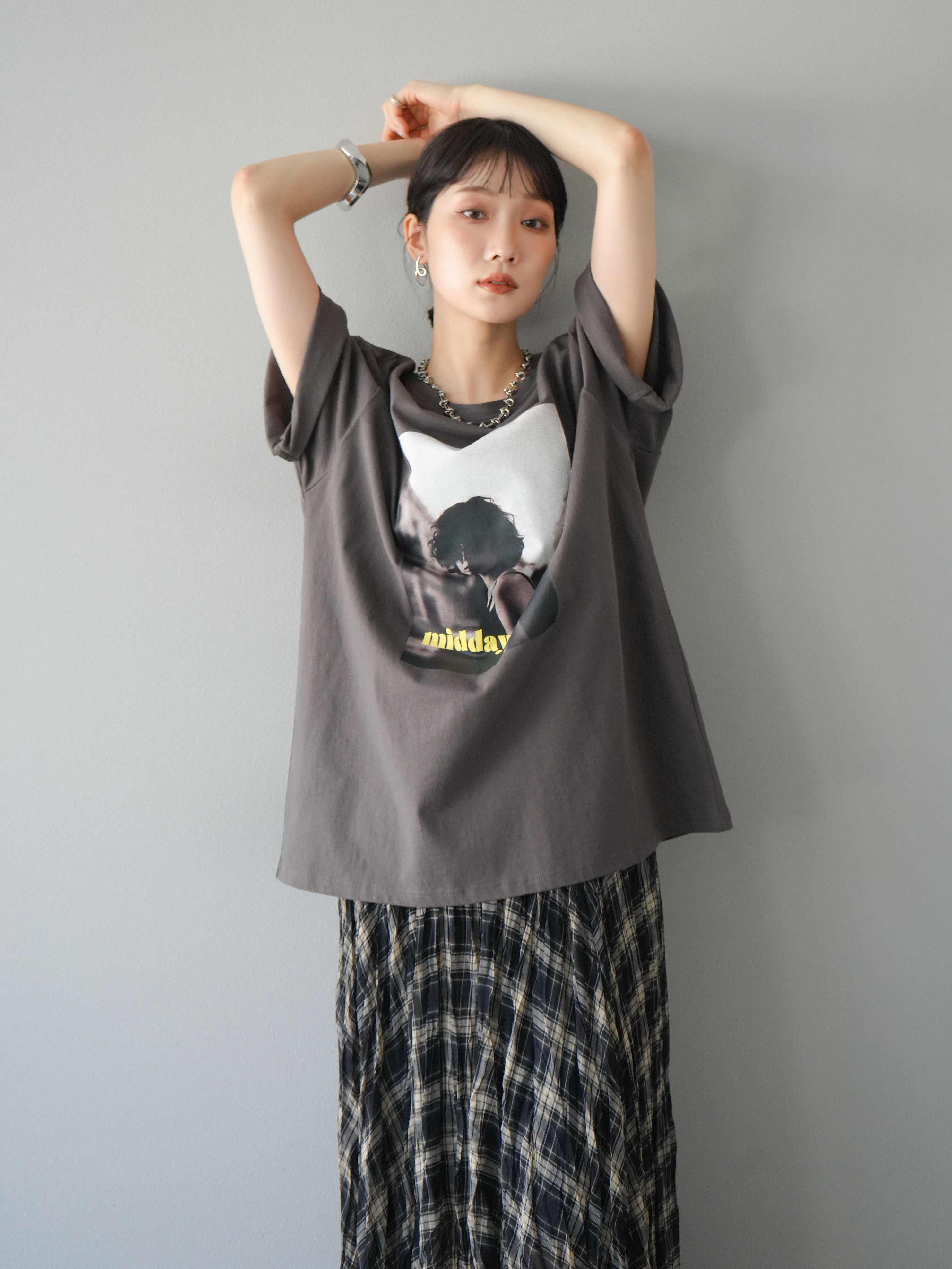 予約]ネオンロゴフォトプリントBIG Tシャツ/チャコール – Lumier