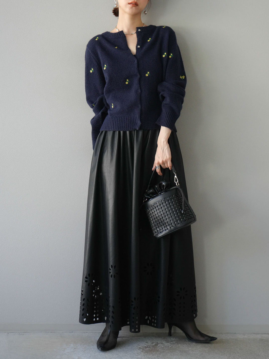 [予約]フラワーパンチングレザースカート/ブラック