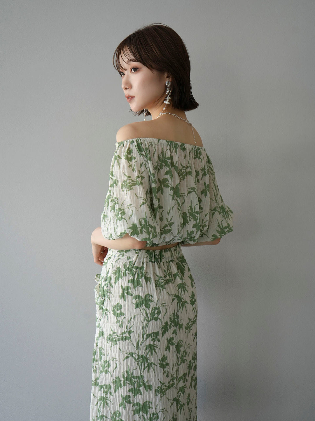 [Pre-order] Washer Flower Pattern Off-Shoulder Blouse/Green