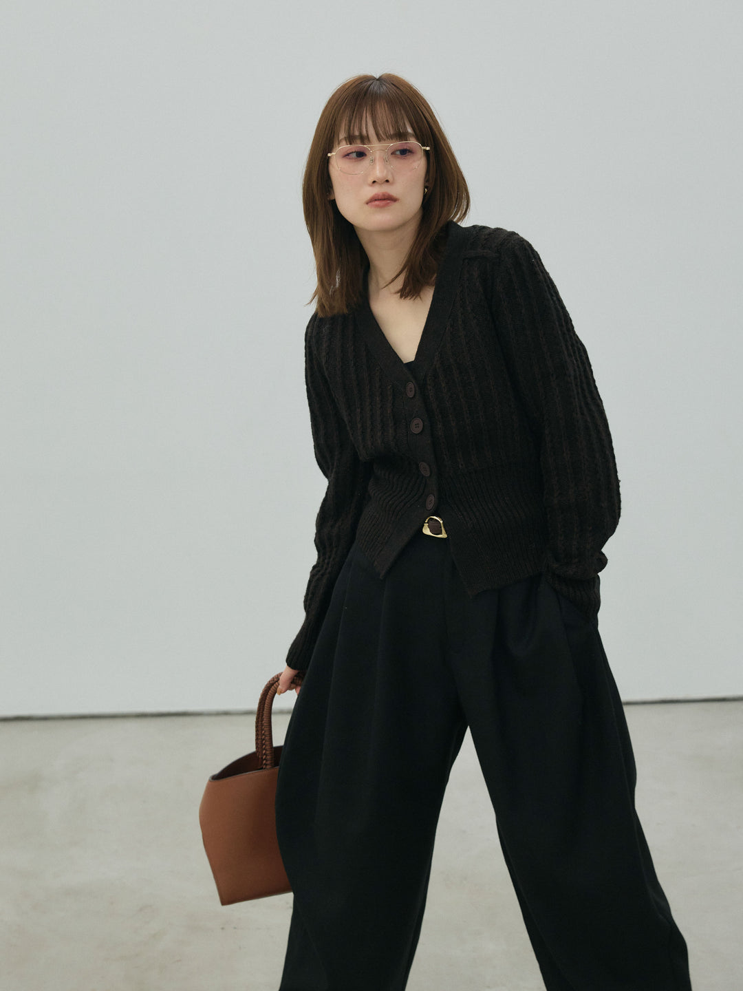 【Allure】[SET]編みこみVネックニットカーディガン+モックスカルゼサイドタックコクーンパンツ(2set)