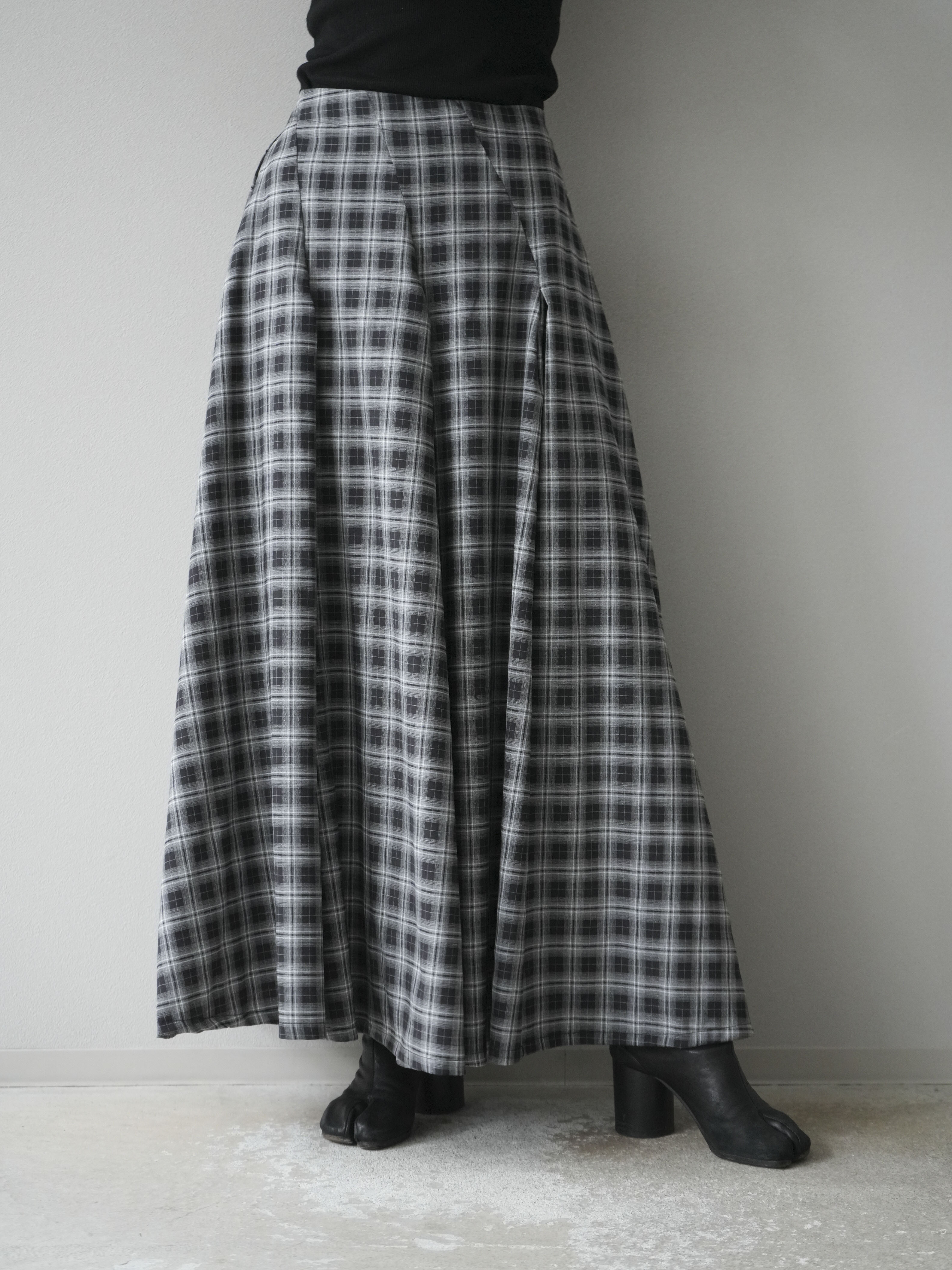 予約]チェックタックフレアロングスカート/ ブラック – Lumier