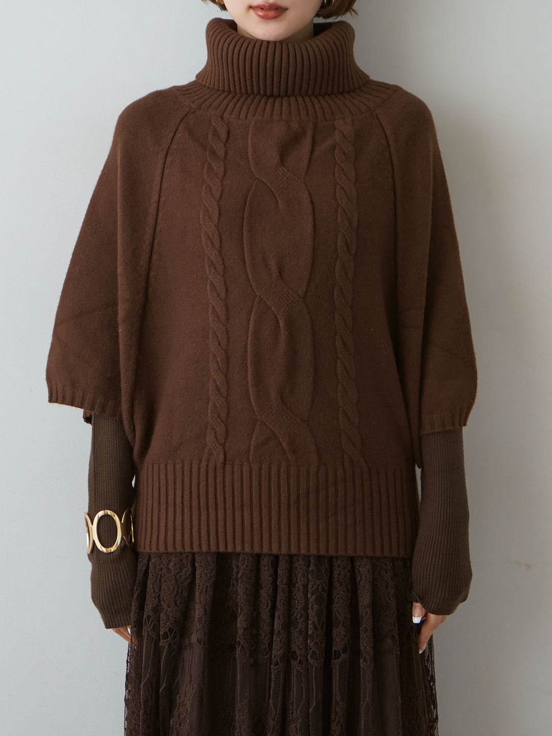 [予約]ハイネックケーブルケープニットトップス/brown