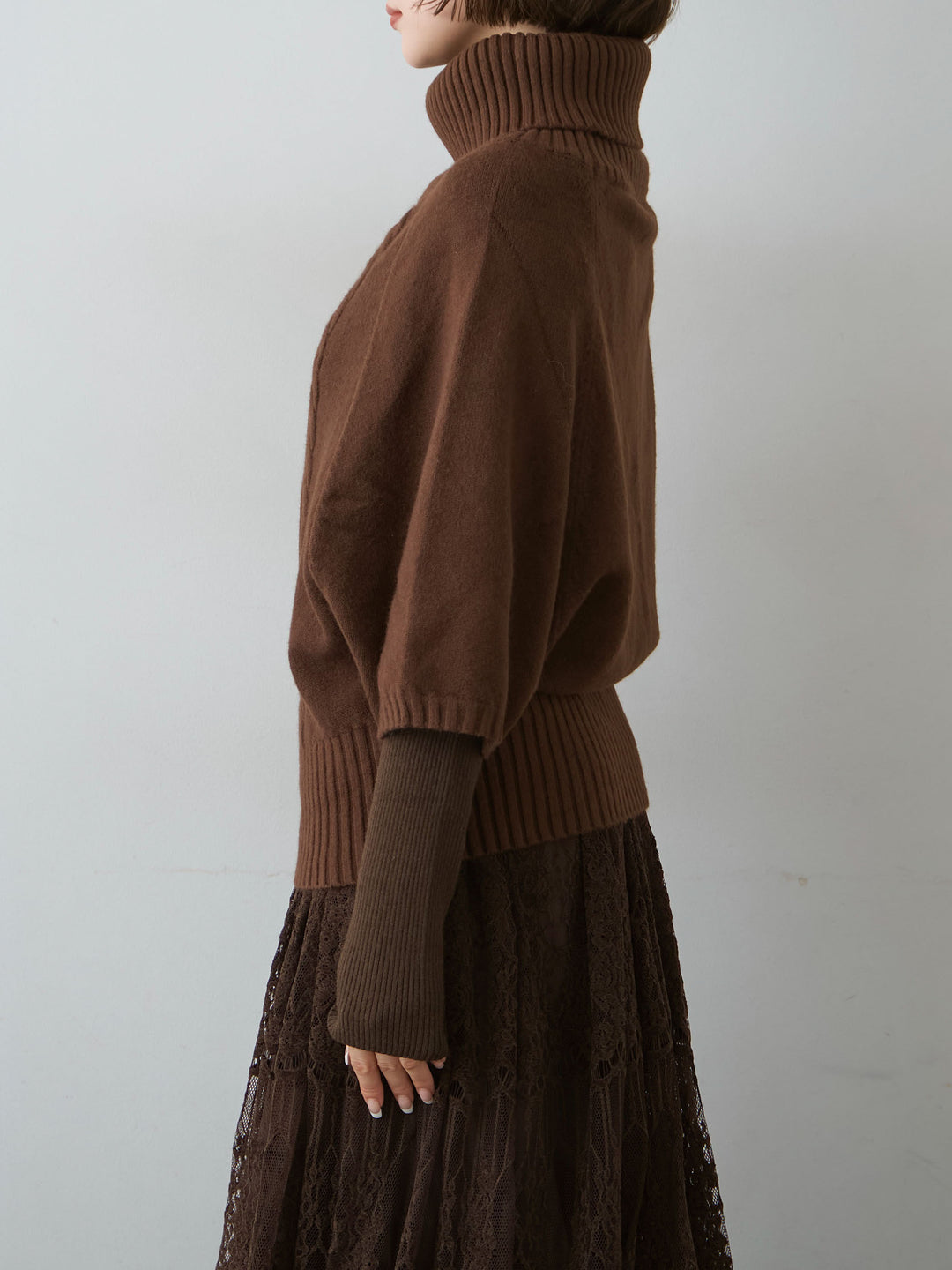 [予約]ハイネックケーブルケープニットトップス/brown