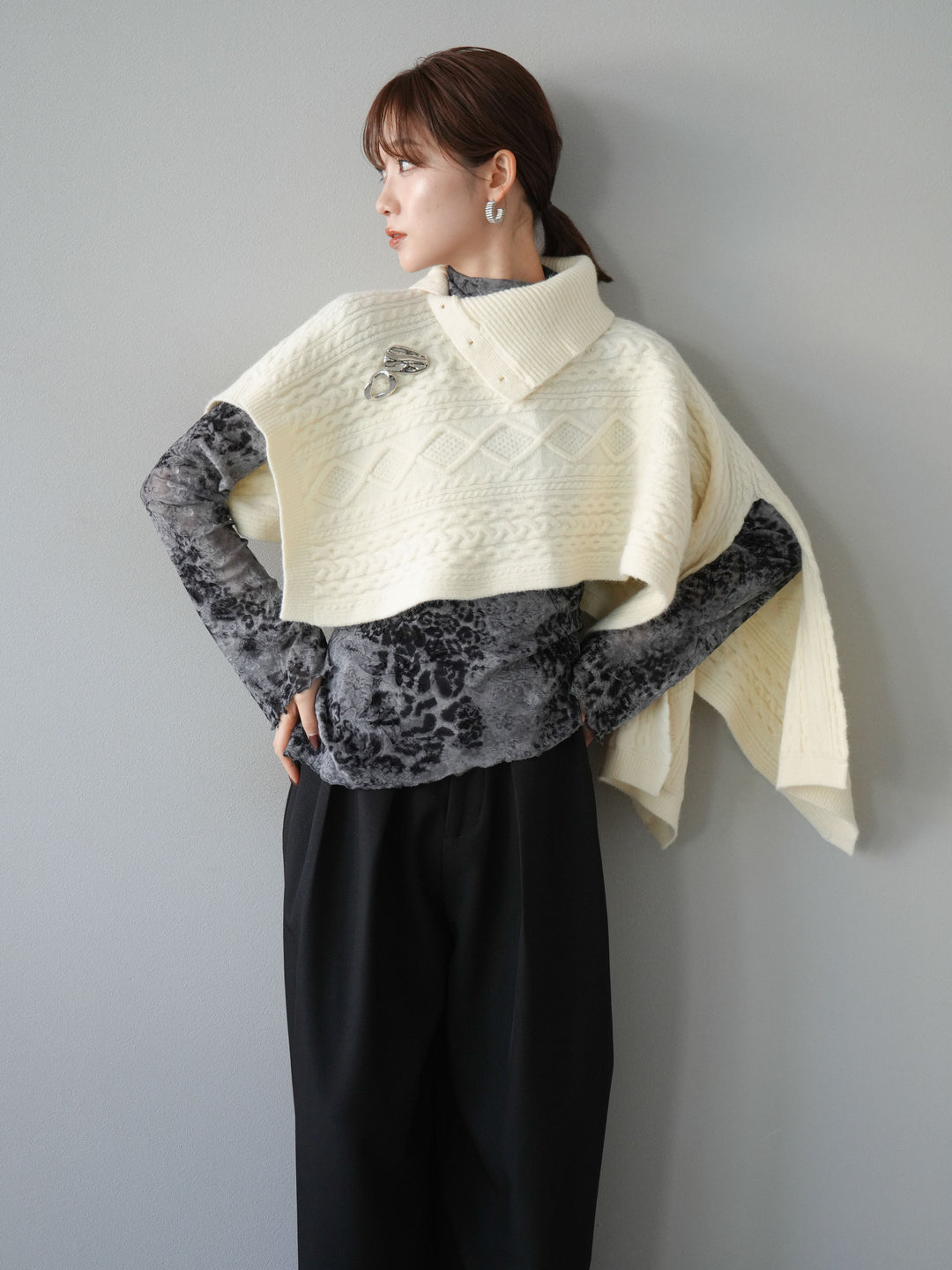 [予約]ケーブル編みニットケープ/ホワイト