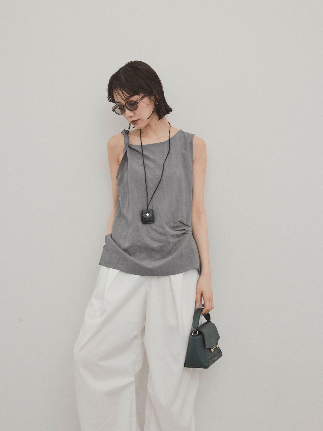 【預購】扭紋無袖上衣配皮項鍊/灰色