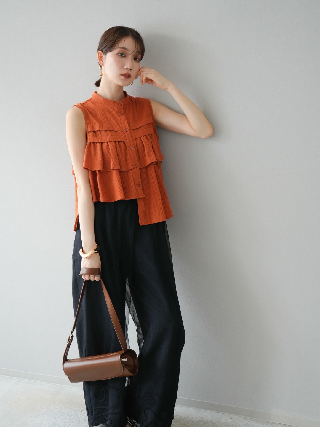 [予約]ドビーストライプアシンメトリーフリルノースリブラウス/テラコッタ