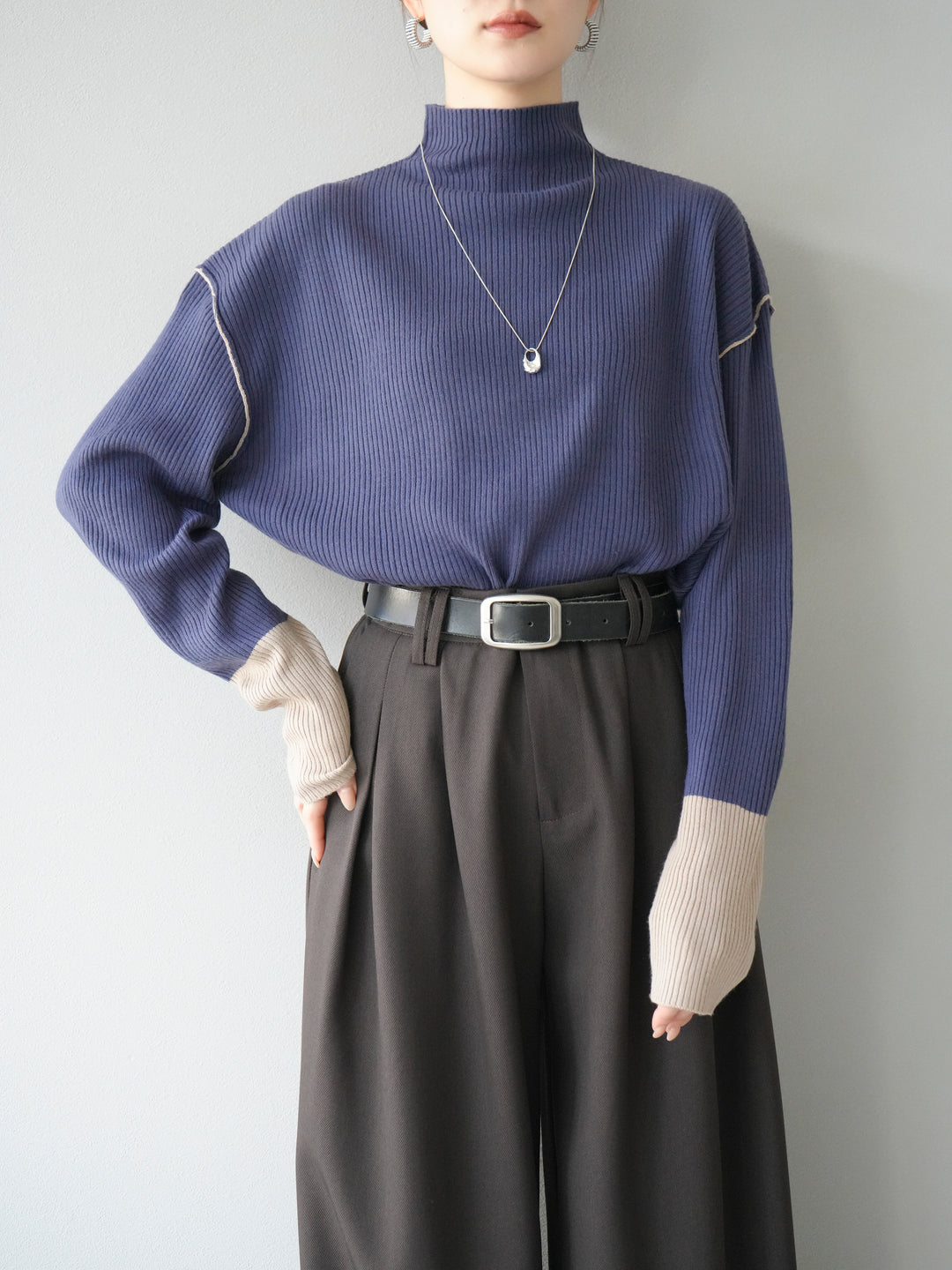 [予約]ボトルネック配色リブニットプルオーバー/アイアンブルー×ベージュ