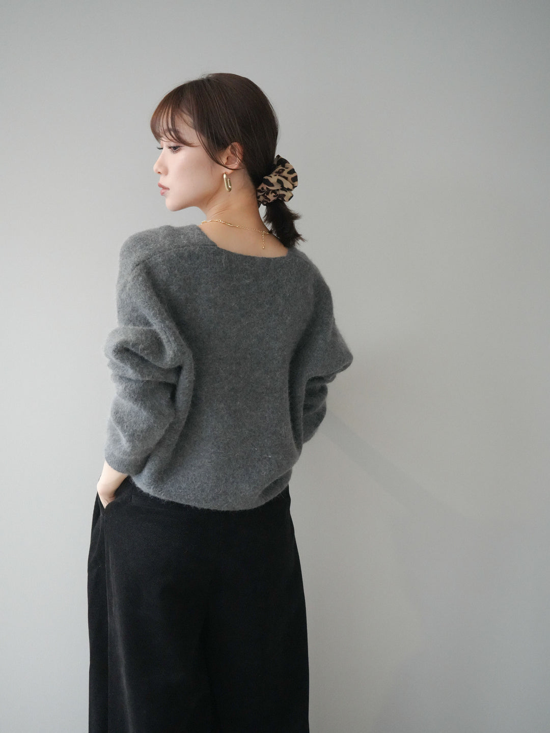 [予約]シュシュ付きアンゴラタッチVネックニットプルオーバー/gray