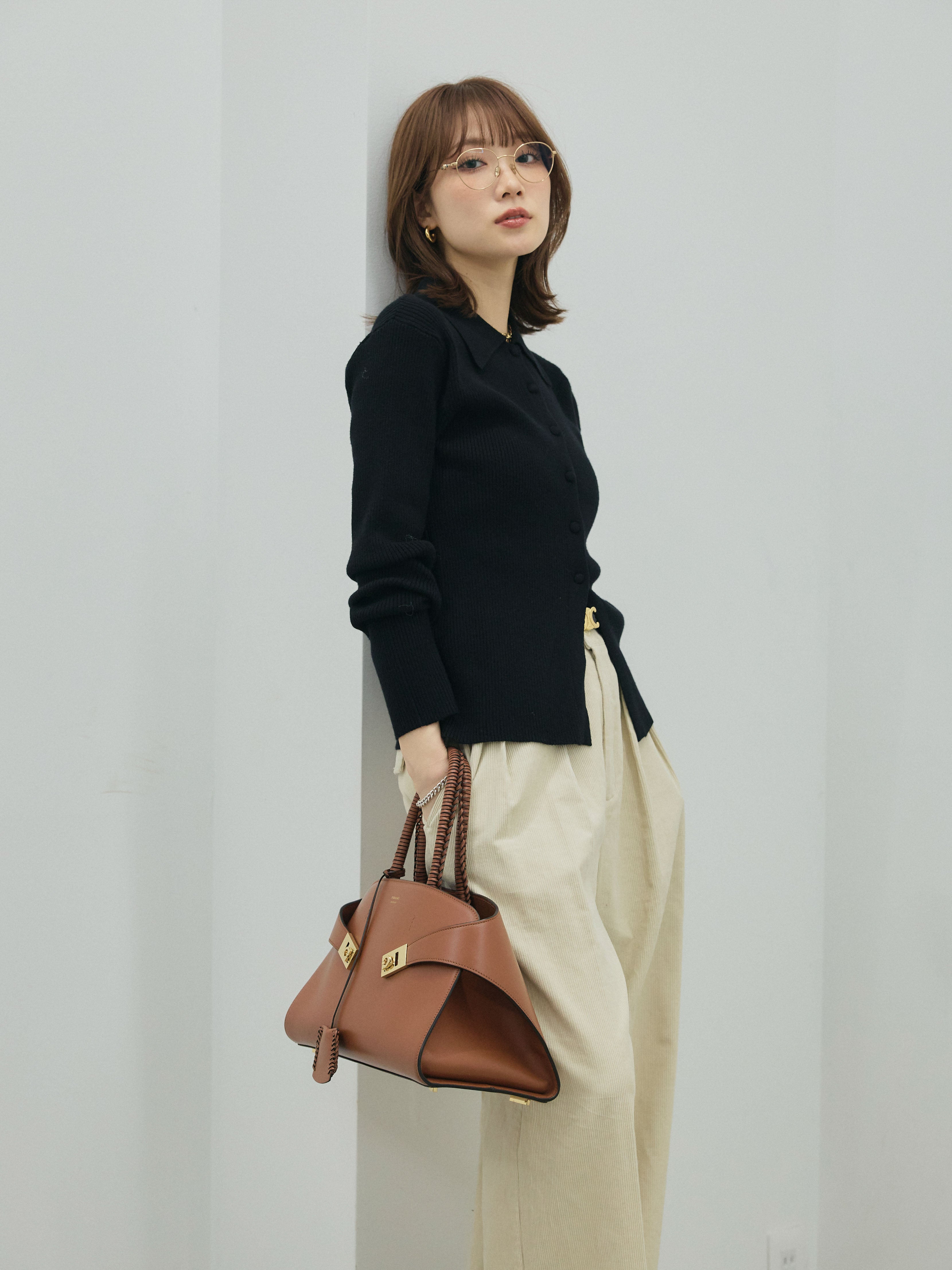 予約]くるみボタンポロリブニットトップス/black – Lumier