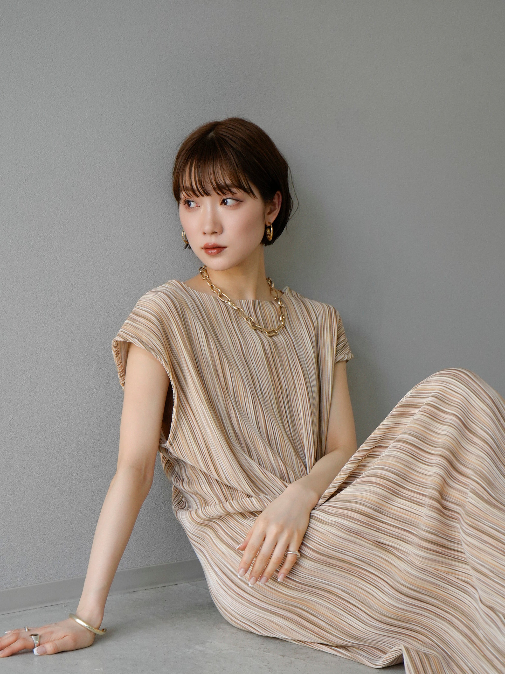 美品✨プリーツプリーズ　ワンピース　ベージュ　ノースリーブ　フレンチスリーブ 予約]マルチプリーツフレンチスリーブワンピース/ベージュ – Lumier