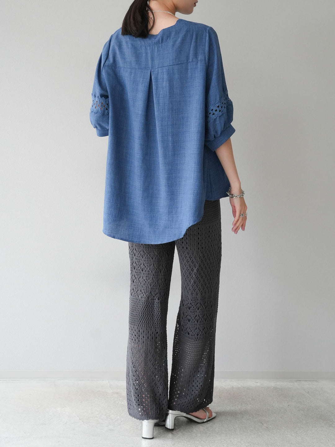 [Pre-order] Linen-touch sleeve cutwork tuck blouse/blue