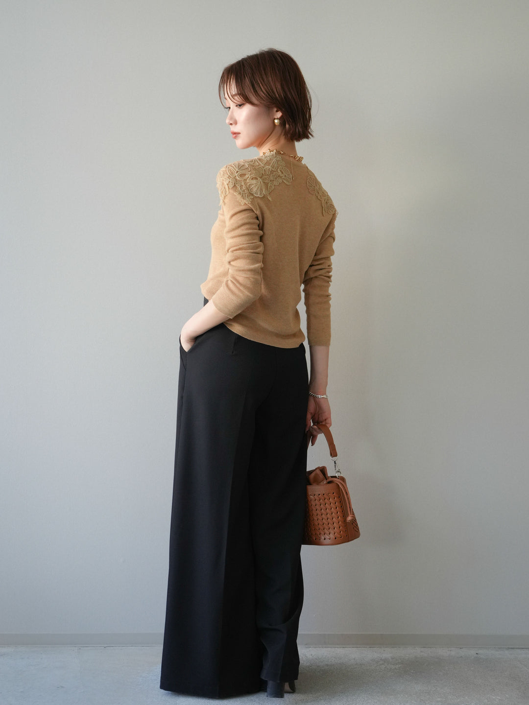 【套裝】肩部蕾絲針織開襟衫+銀色搭扣垂褶闊腿褲（兩件套）