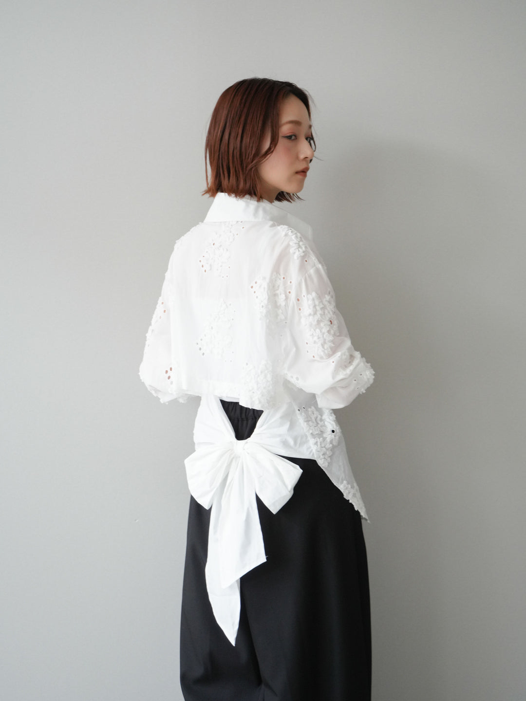 [予約]バックリボンフラワーエンブロイダリーシャツ/white