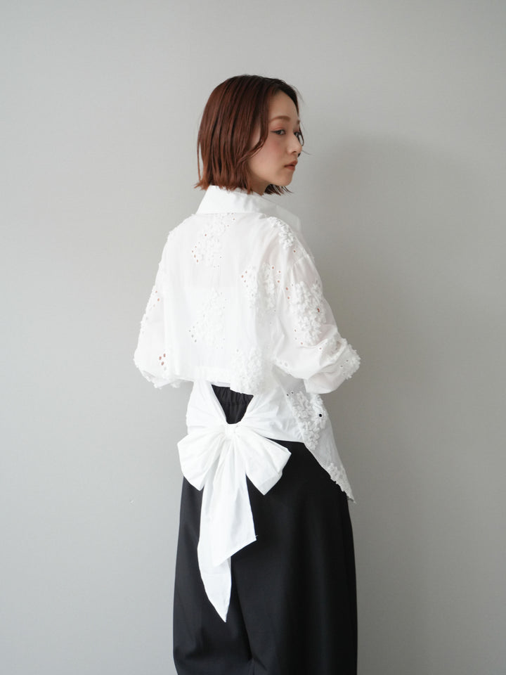 [予約]バックリボンフラワーエンブロイダリーシャツ/white