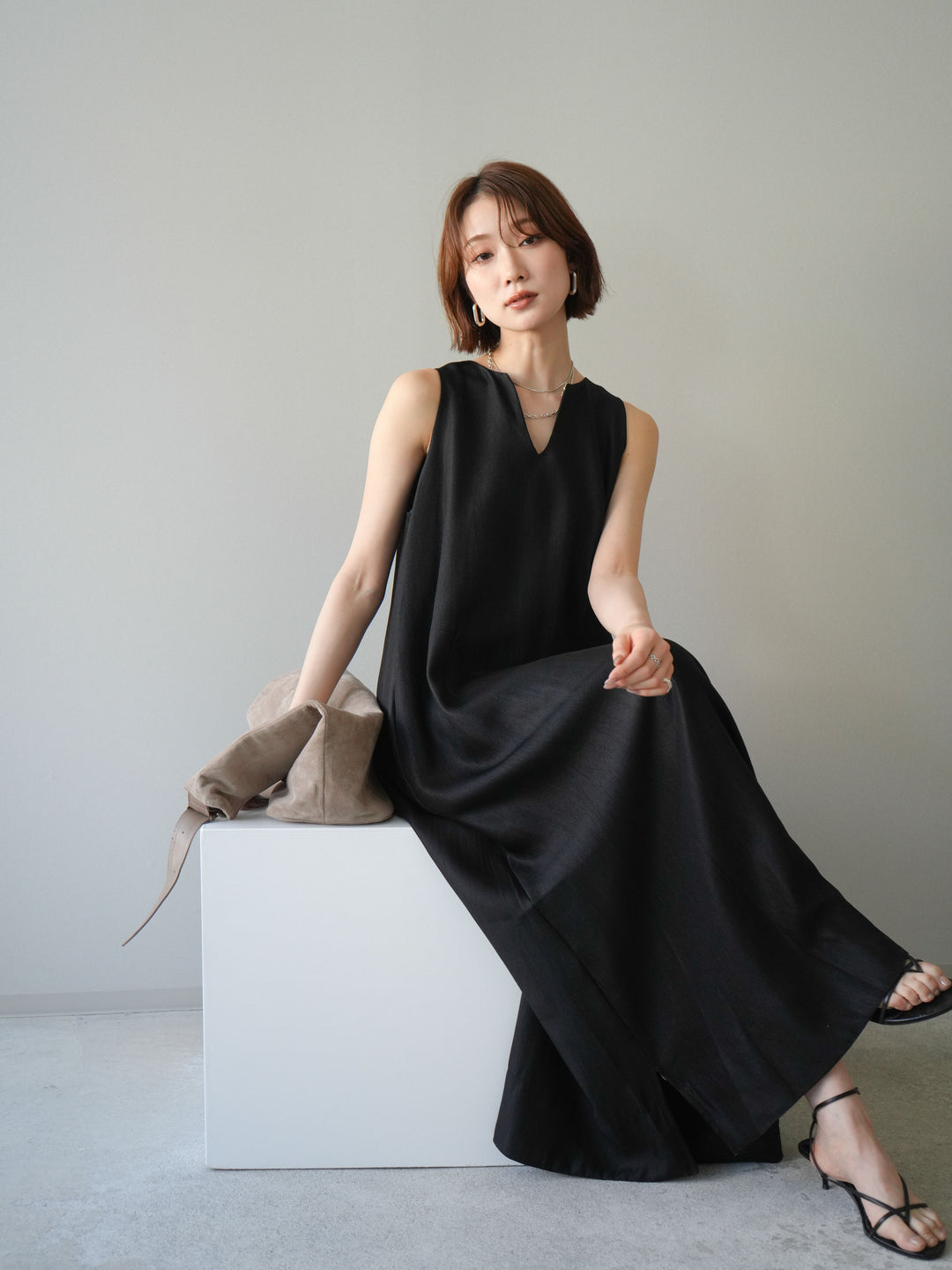 [予約]スキッパーフレアノースリーブワンピース/black