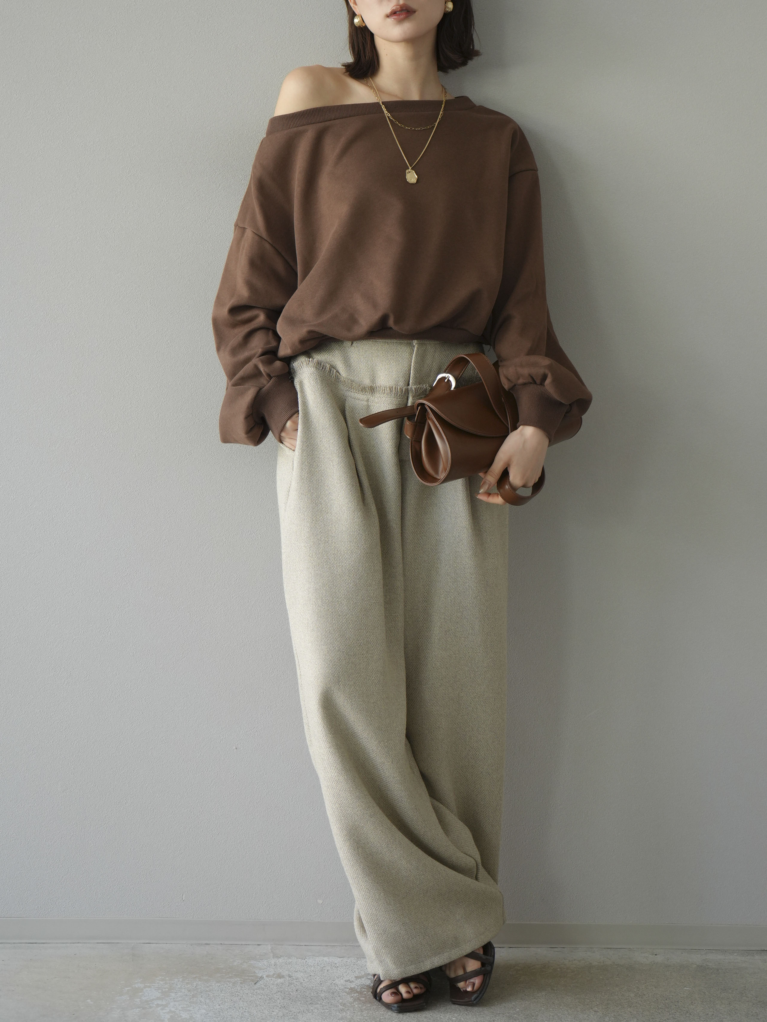 予約]オフショルスウェットプルオーバー/ブラウン – Lumier