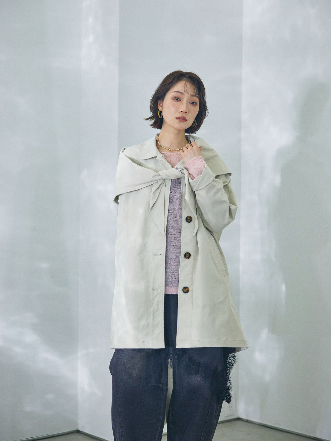 【Allure】[SET]スカーフ付ステンカラーミディアムコート+モヘアタッチ透かし編みボートネックニットプルオーバー+アシンメトリーサテンレースキャミソール(3set)