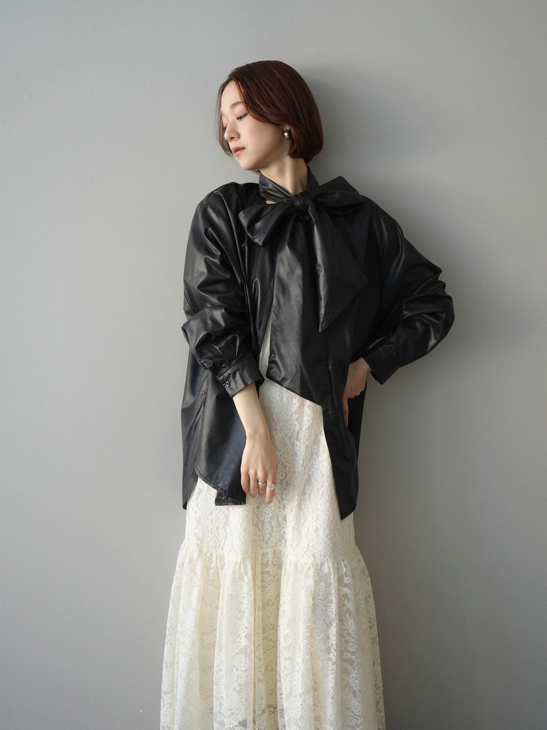 [SET]ギャザー切替レースキャミワンピース+フェイクレザーボウタイブラウス(2set)