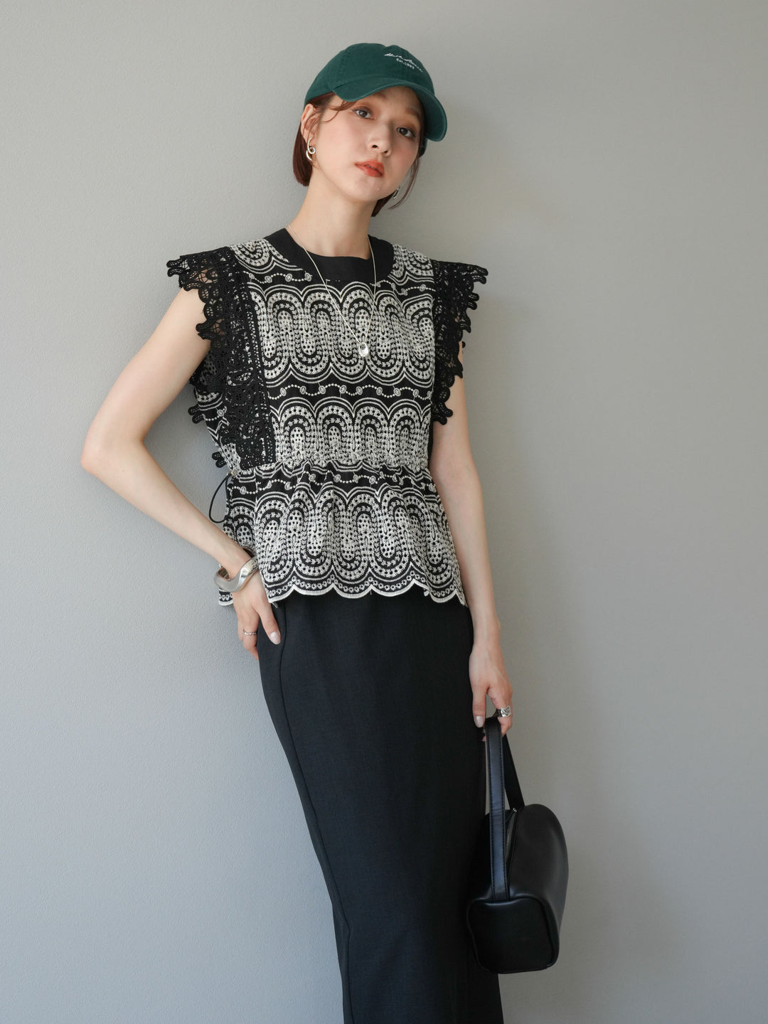 [SET] 扇貝刺繡蕾絲上衣 + 亞麻質感拉鍊開衩緊身裙（2件套）