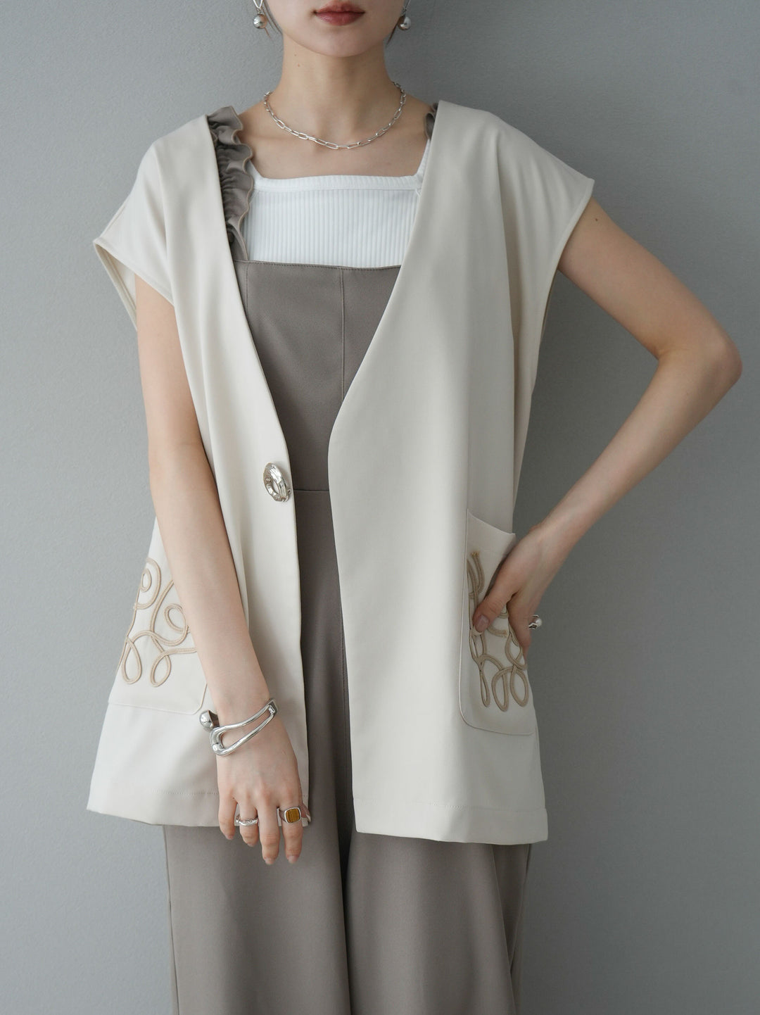 [預訂] 繫帶荷葉邊連身衣/灰褐色