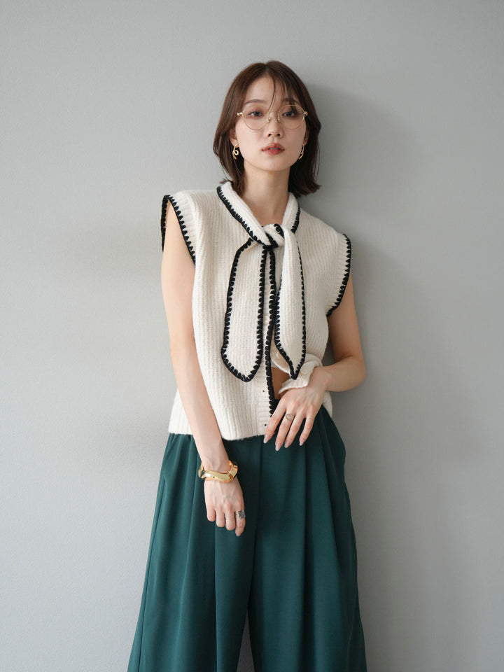 [予約]ステッチデザインボウタイニットベスト/アイボリー
