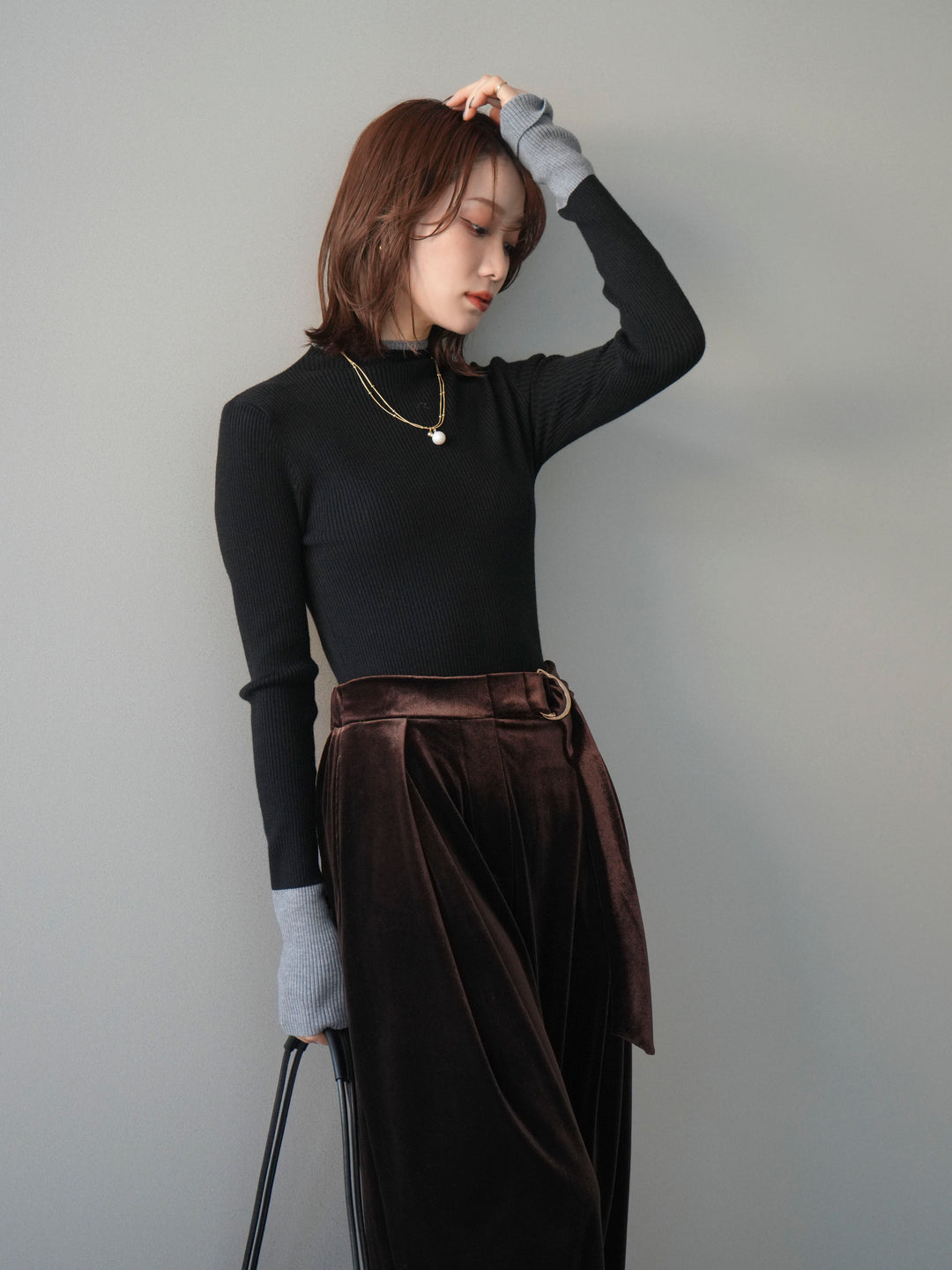 [予約]袖ボタンハイネック配色リブニットトップス/black