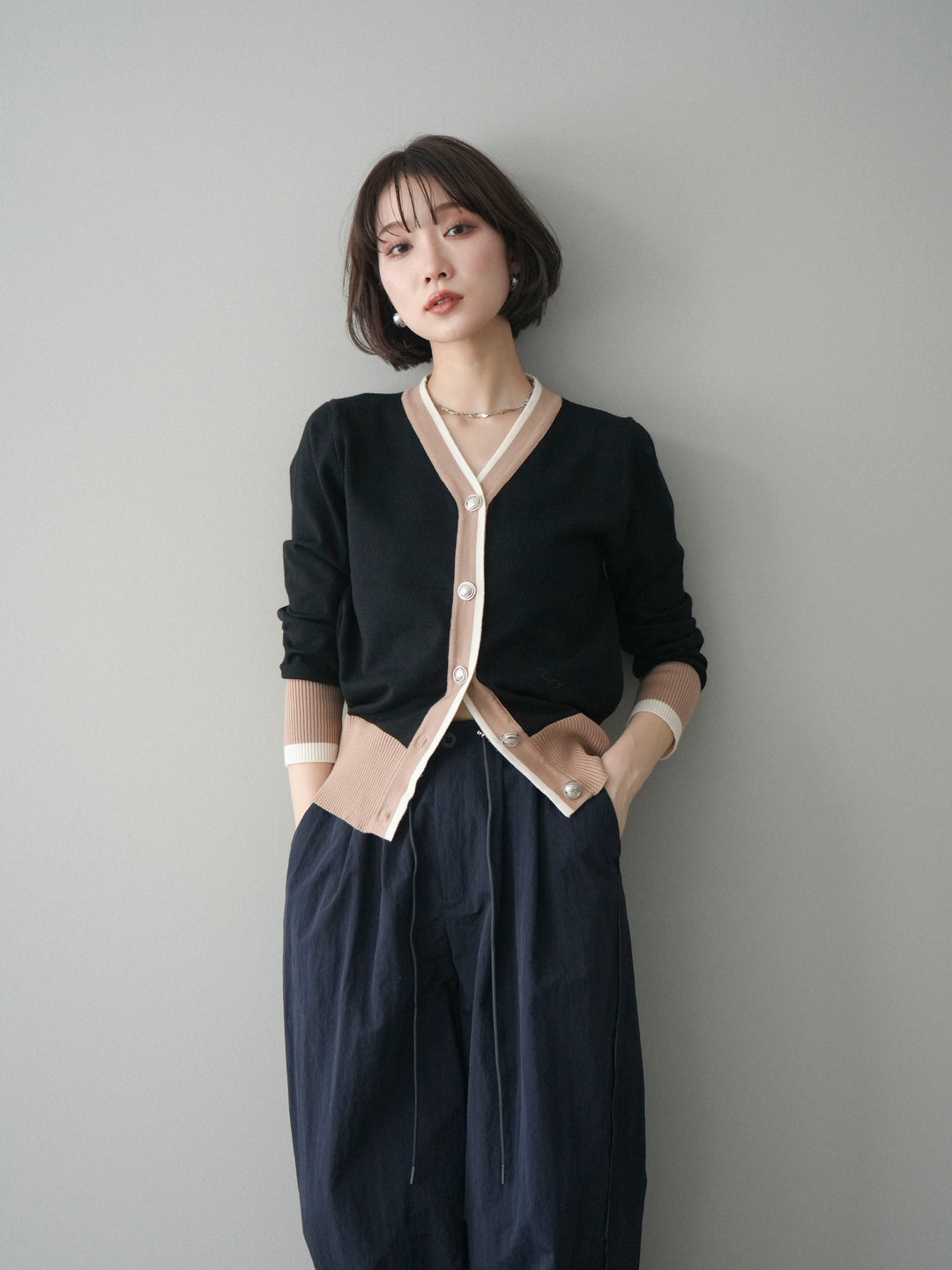 [予約]デザインボタン配色Vネックニットカーディガン/black