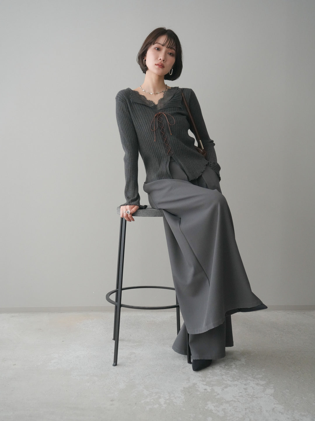 [予約]レースネックレースアップリブニットトップス/gray