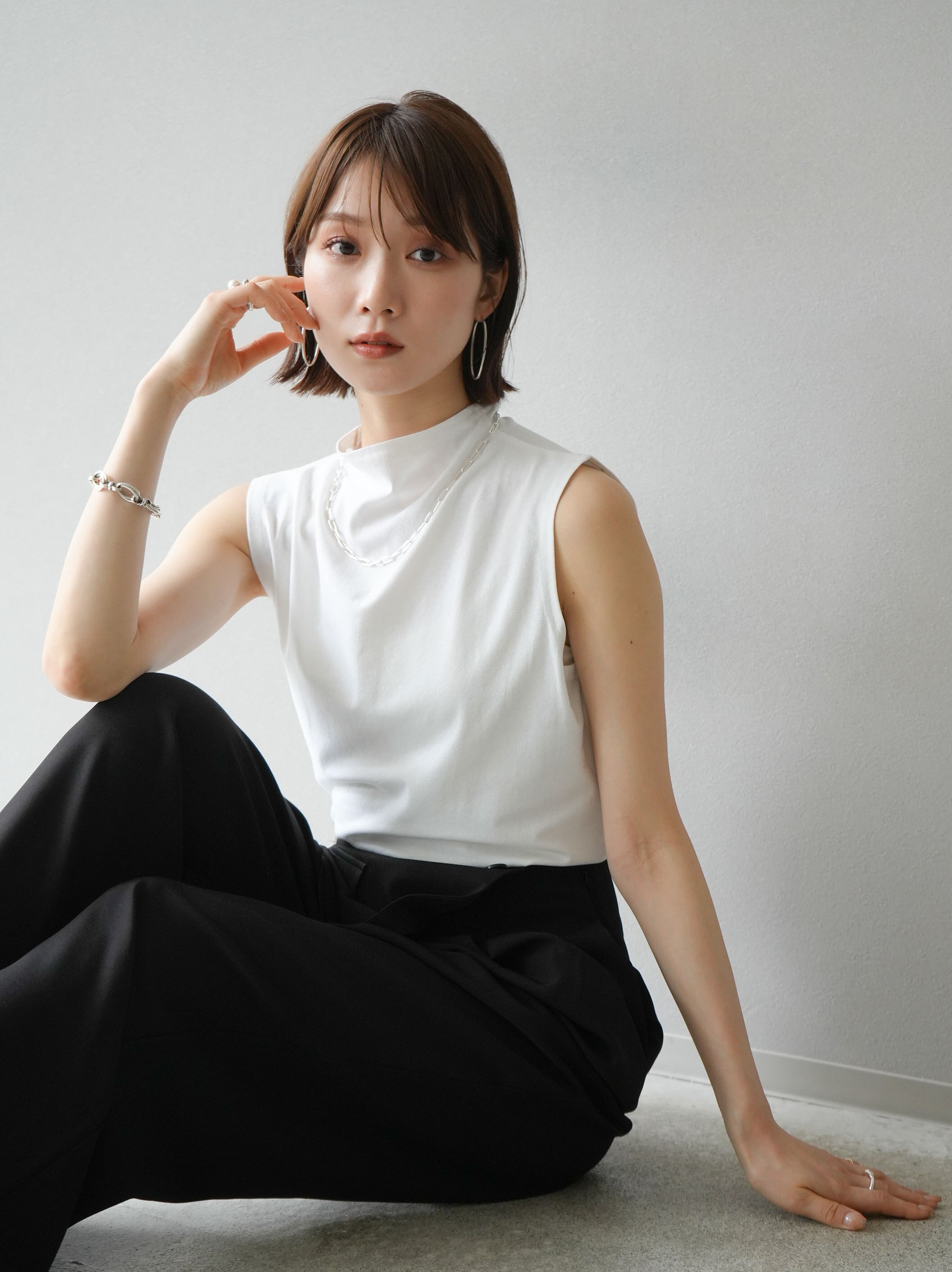 予約]ボトルネックノースリーブTシャツ/オフ – Lumier