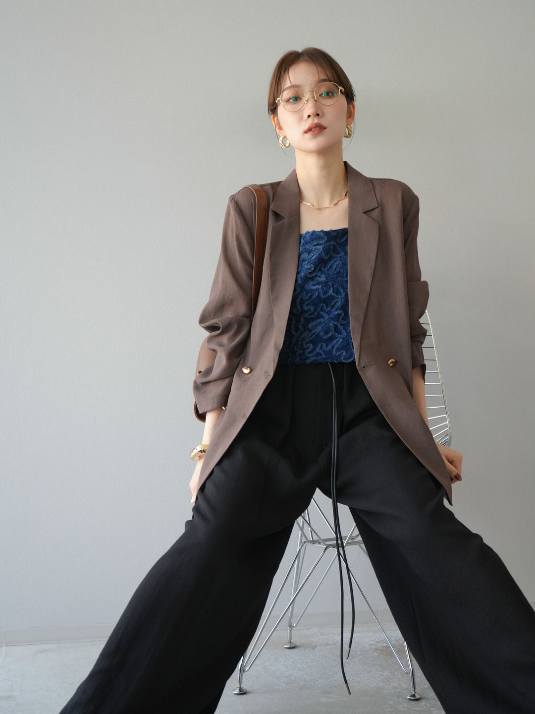 [SET] 金色扣環透視外套 + 滾邊花朵透視天鵝絨吊帶背心 + 繩紋腰帶麻感寬褲 (3 件套)