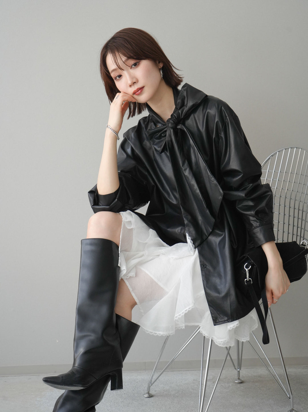 [SET]フェイクレザーボウタイブラウス+ラッフルレースミニスカート(2set)