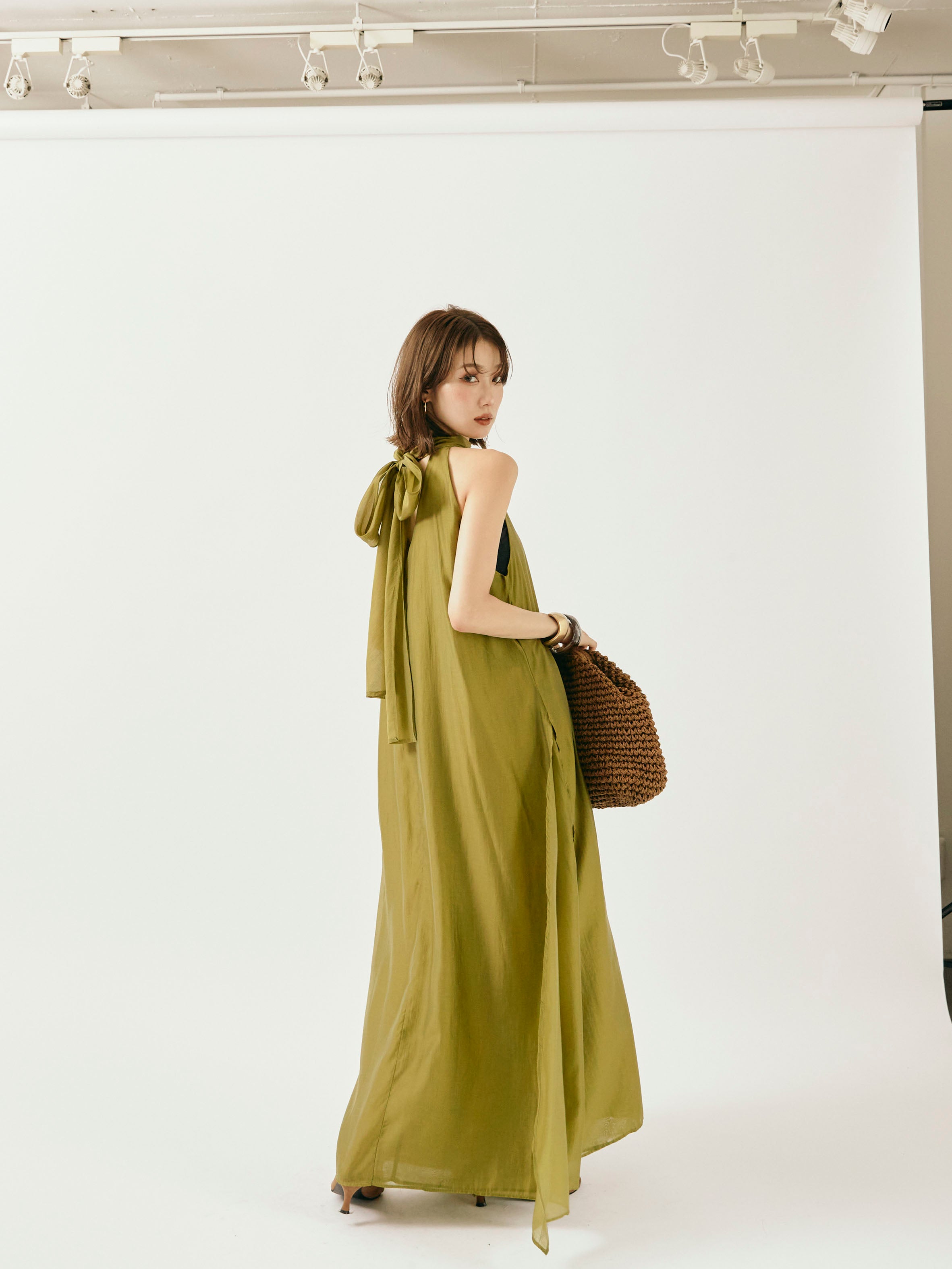 Allure】[SET]シャイニーホルターネックレイヤードワンピース+