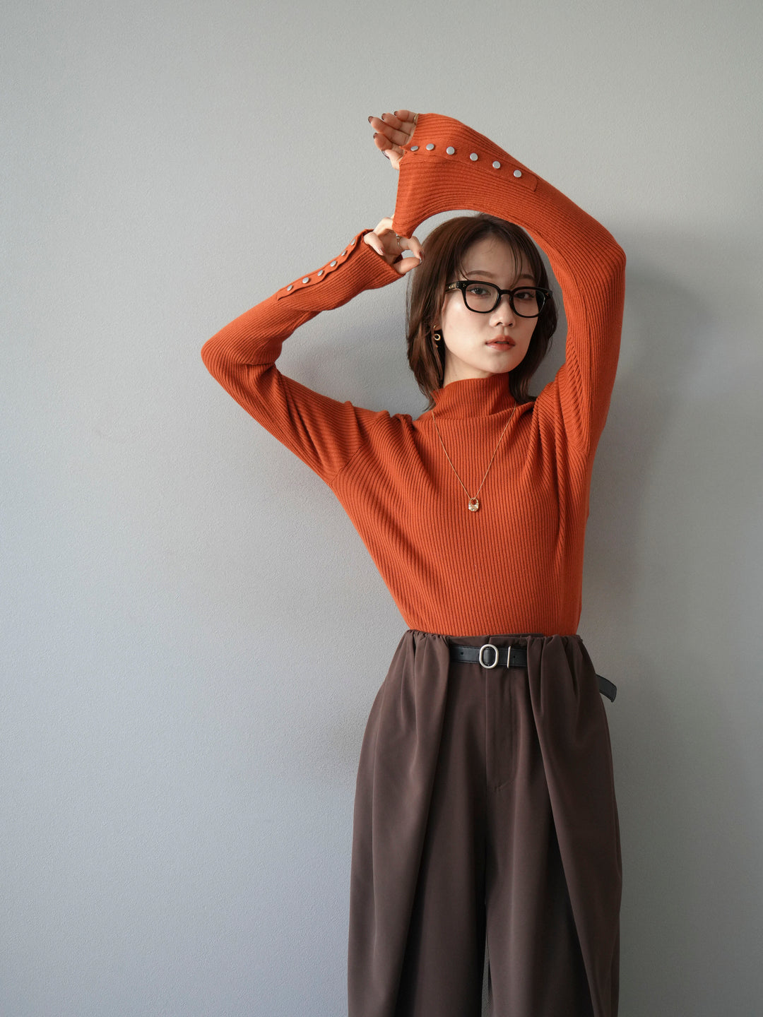 [予約]袖ボタンボトルネックリブニットトップス/オレンジ