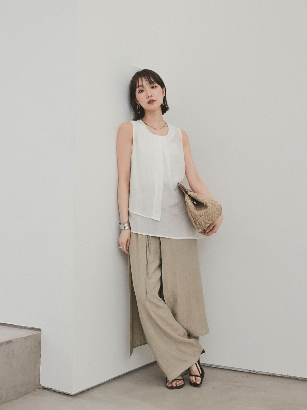 [SET]シアータックアシンメトリーブラウス+ワッシャーサテンレイヤードスカートパンツ(2set)