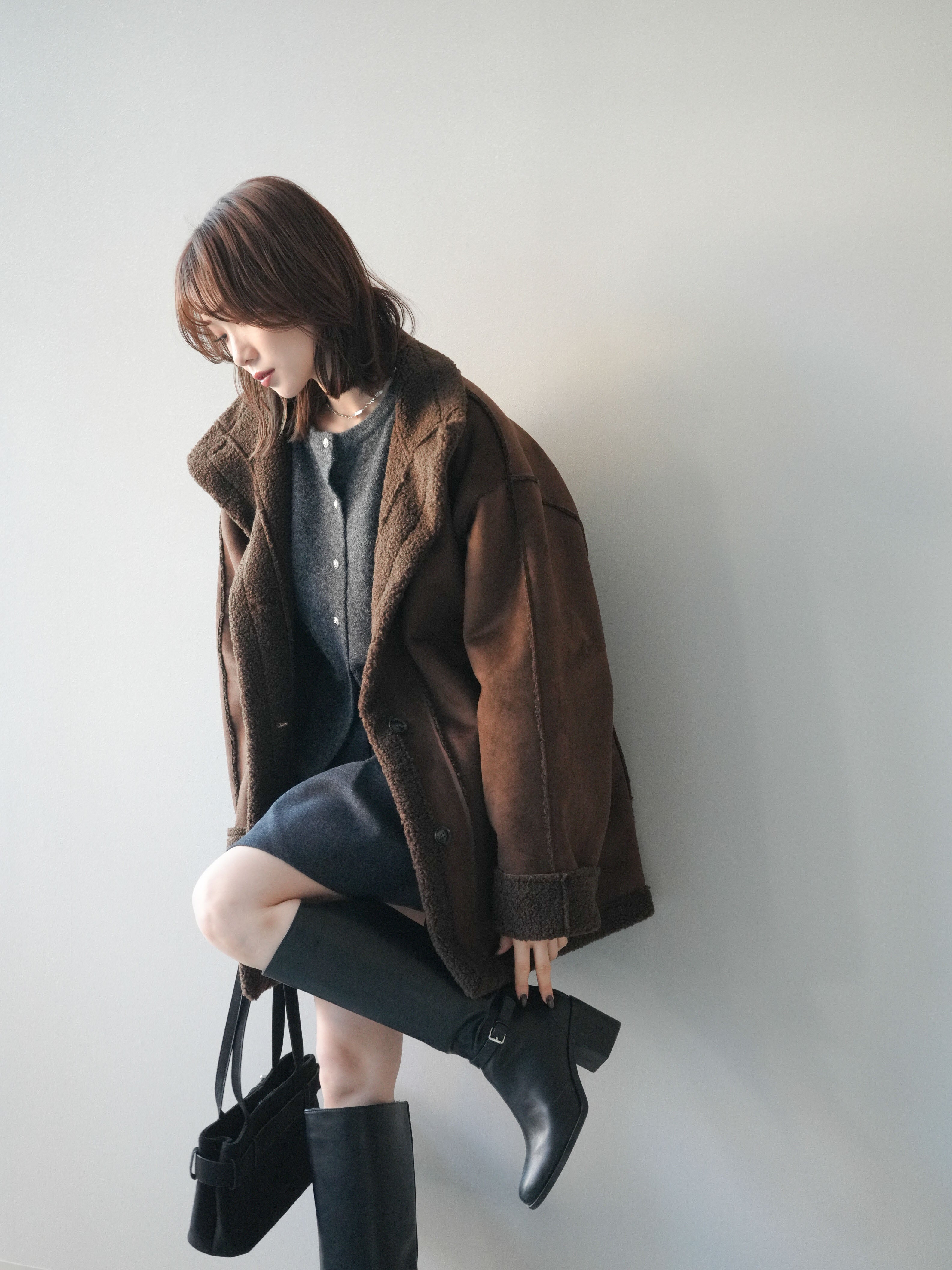 予約]スタンドネックフェイクムートンミディアムコート/brown – Lumier