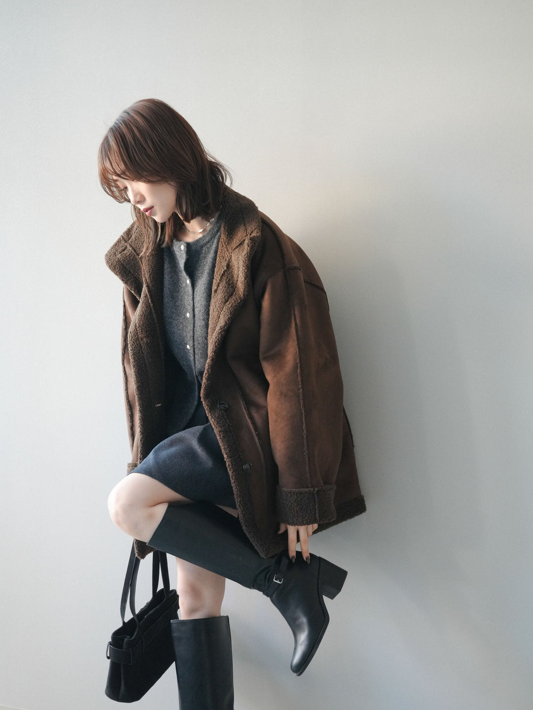 [予約]スタンドネックフェイクムートンミディアムコート/brown