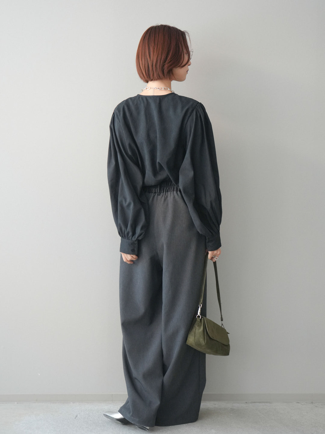 [予約]サテンベルトタックワイドパンツ/charcoal
